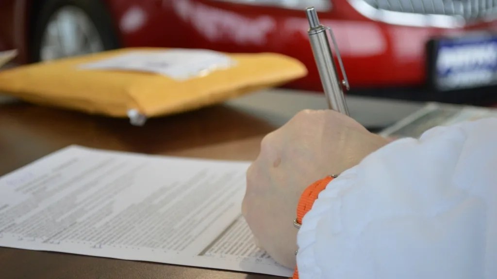 Signature d'un contrat de prêt et de son assurance
